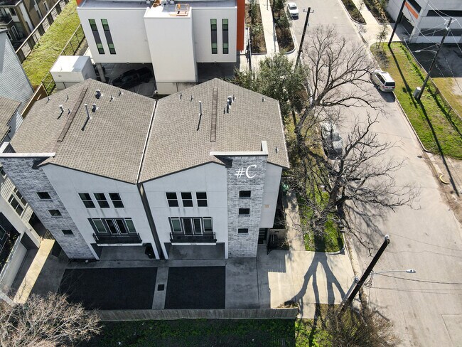 Building Photo - 3107 Saint Charles St