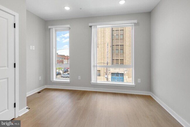 Building Photo - 2344 W Seybert St