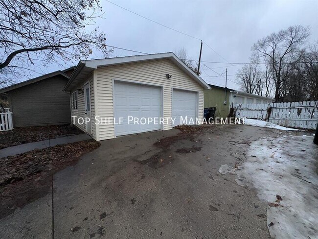 Building Photo - 1063 42nd St