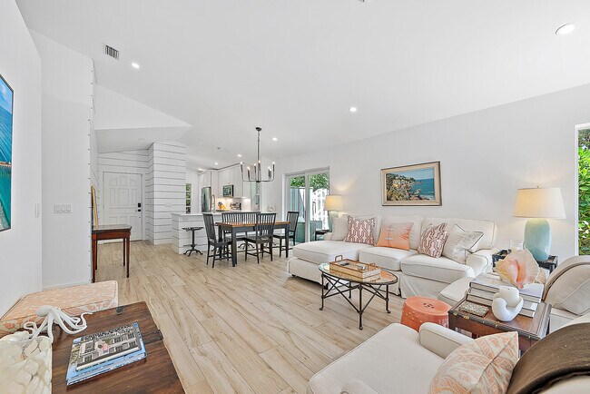 Primary Photo - 15 Commodore Pl