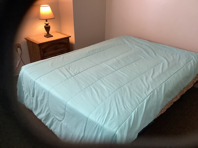 Building Photo - 5077 W Lake Rd