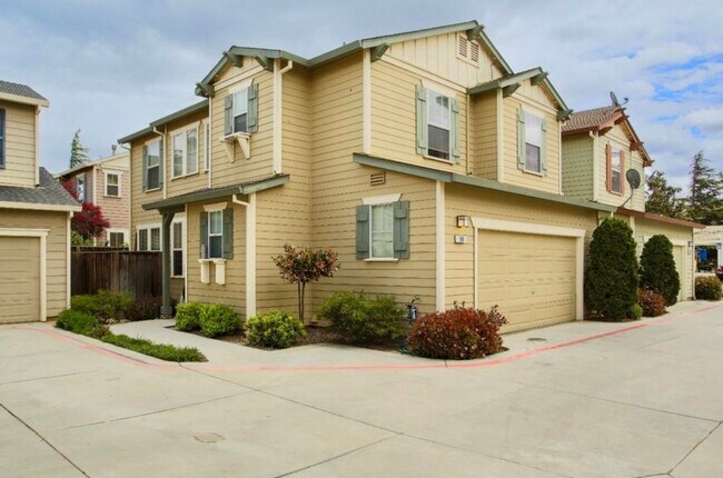 Building Photo - STUNNING Gated 3 Bed/2.5 Bath Soledad Home