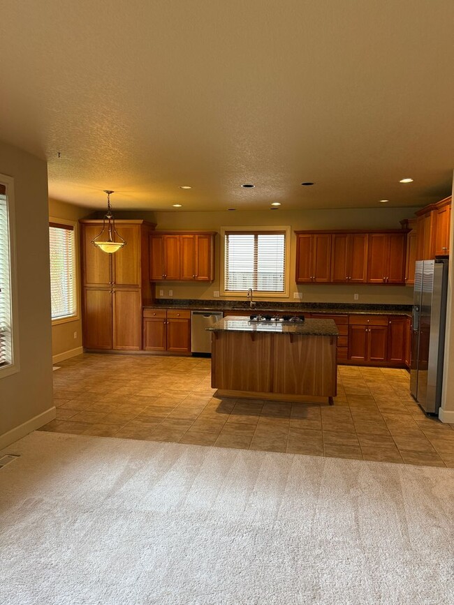 Building Photo - Large Rock Creek Single Family Home