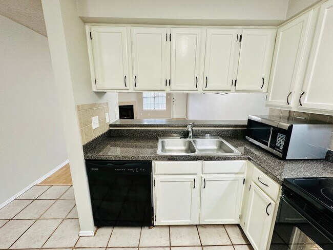 Building Photo - Charming 2BR/2BA Condo in South Congress -...