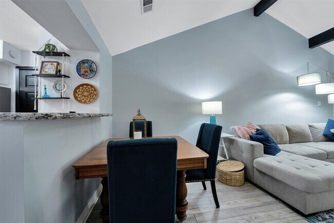 Building Photo - 116 W White Willow Cir