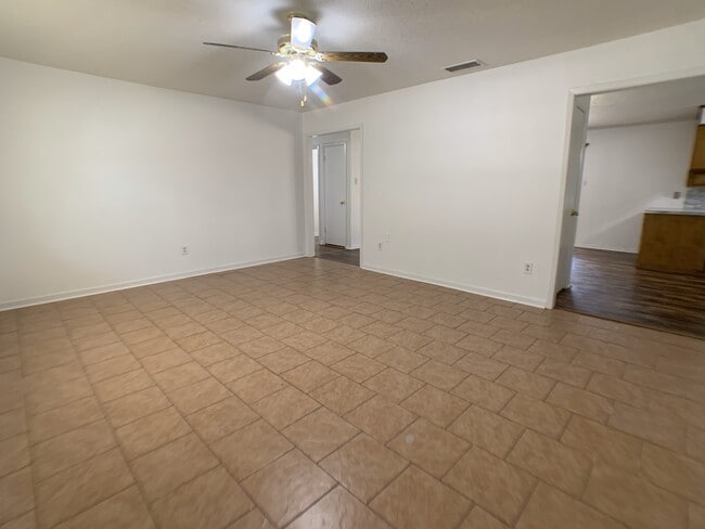 Building Photo - 707 N Lane Wells Dr