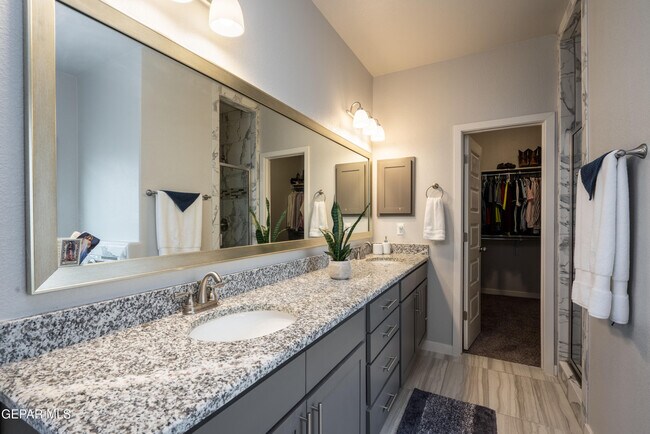 Building Photo - 252 Emerald Sun Dr