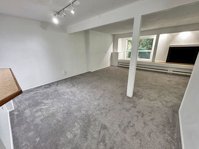 Building Photo - 2Bd/1.75Ba Redmond Condo
