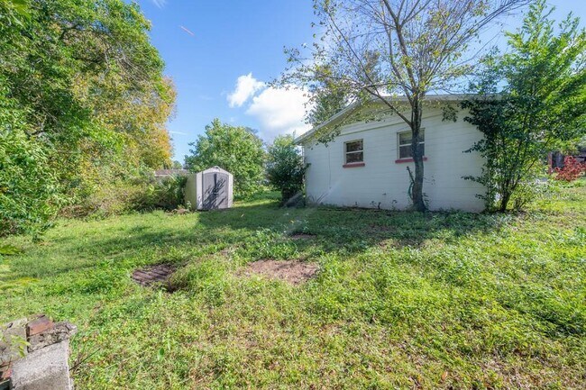 Building Photo - 649 W 11th St