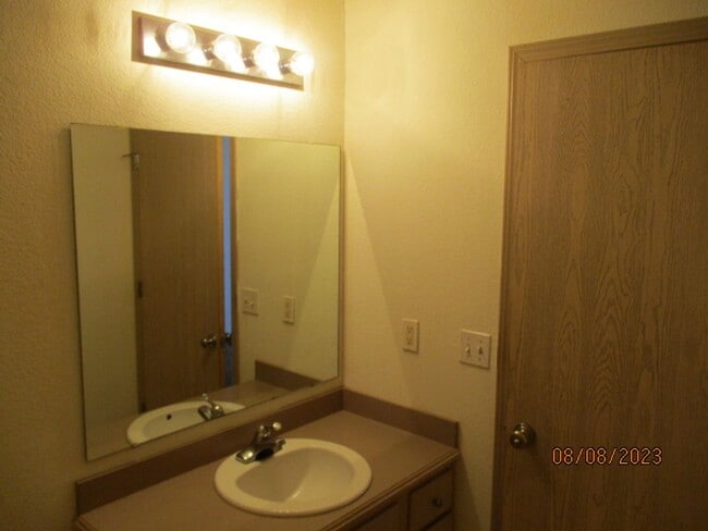 Building Photo - 913 Westridge Dr