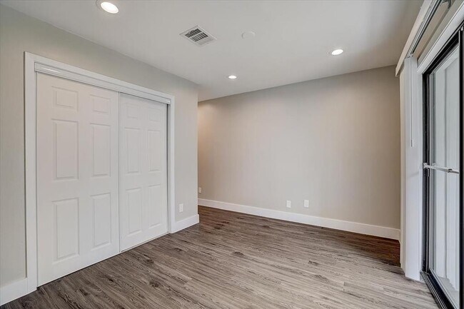 Building Photo - 935 La Posada Dr