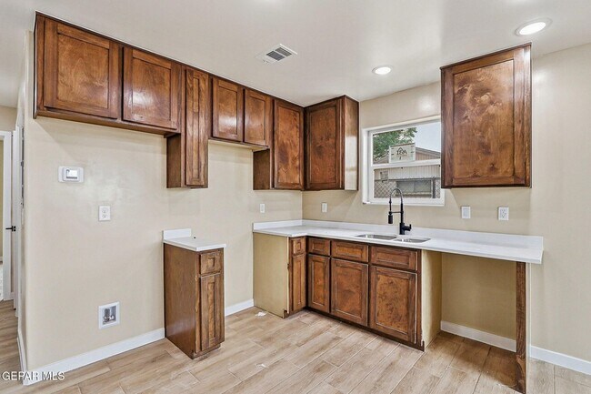 Building Photo - 6002 1/2 Pam McCall Drive Unit 5