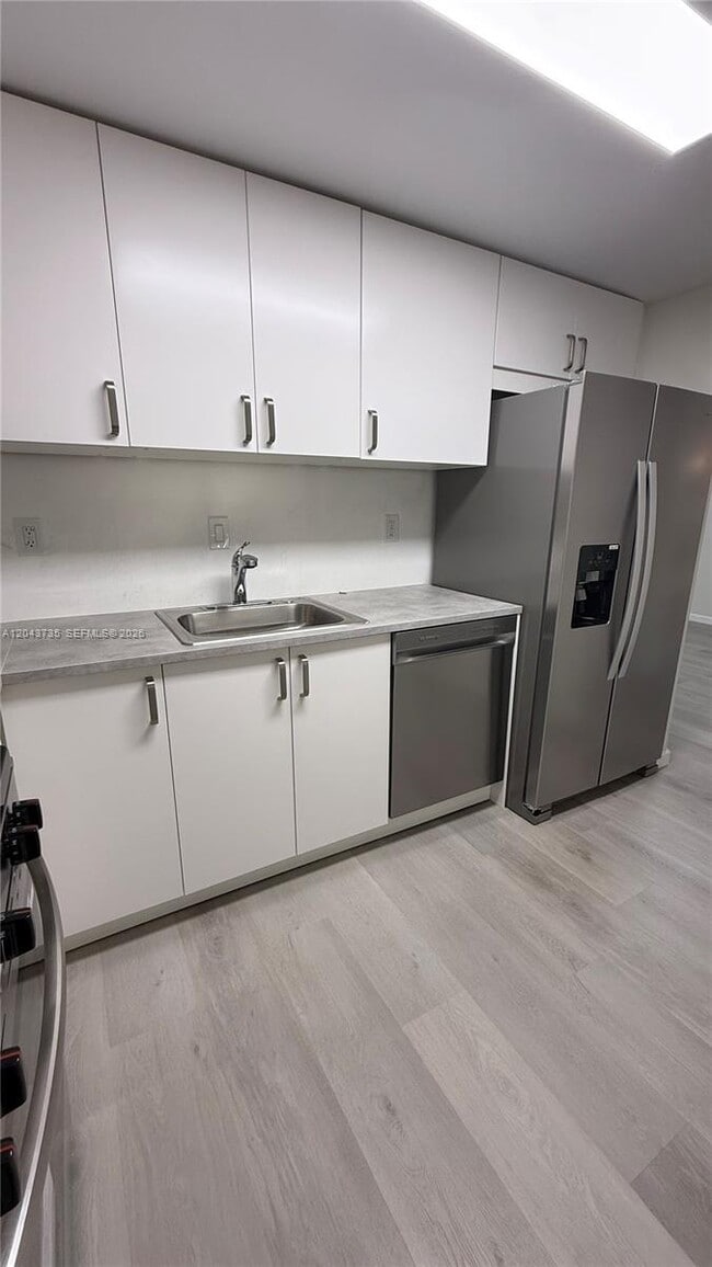 Building Photo - 300 Bayview Dr