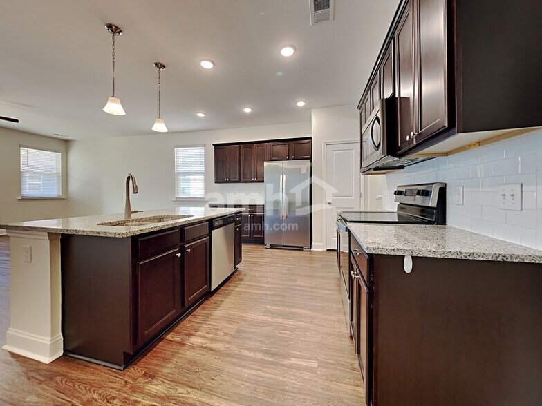 Building Photo - 118 Thatchet Dr