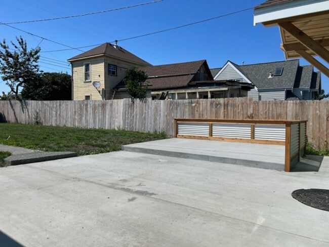 Building Photo - East Eureka! Top to bottom remodel, 2/1 house w/ garage