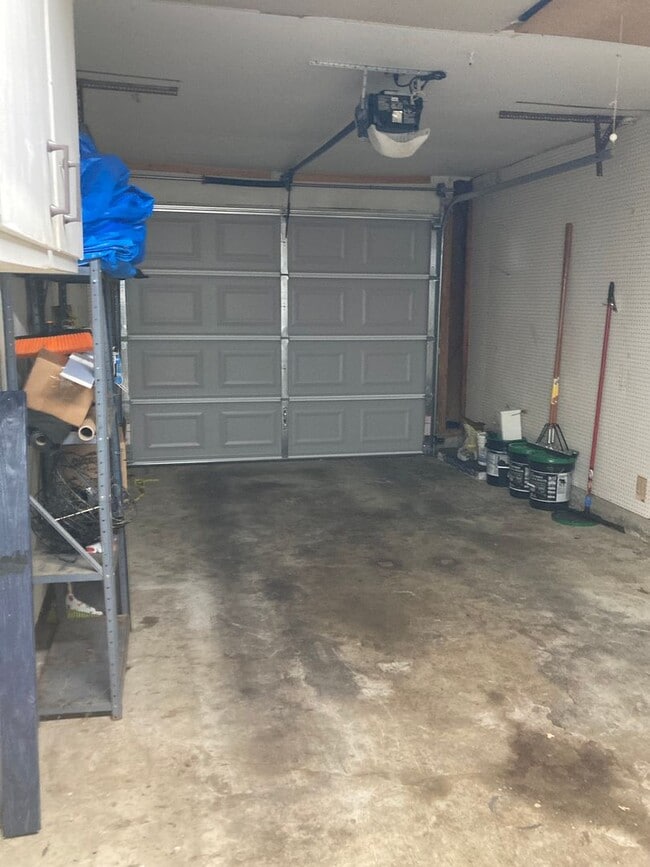 Building Photo - 3 Bedroom, 1 Bath Ranch Home w/Attached 1 ...