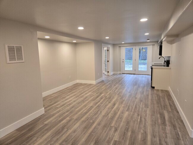 Building Photo - 929 Due W Ave N