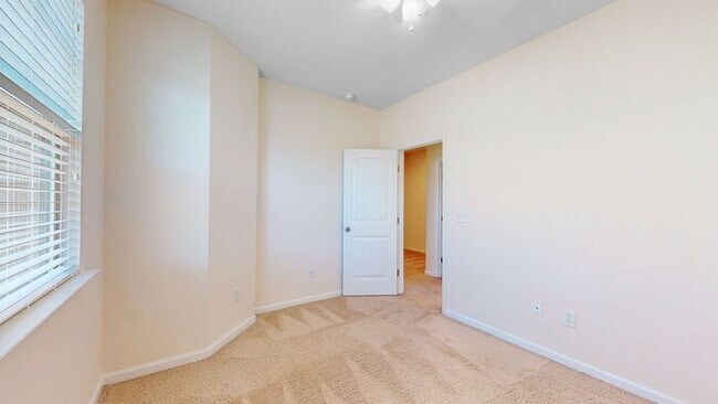 Building Photo - Inviting End Townhome with Loft, Granite Kitchen & 2-Car Garage , Near RTP, RDU, I-40 & I-540