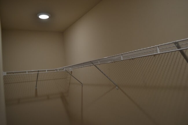 Building Photo - Beautiful Bi-level  Home w/ 2 car Garage and Central AC. One Pet OK!