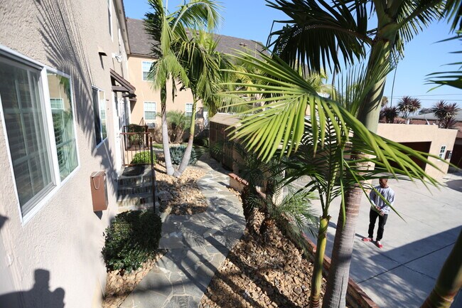 Building Photo - 5808 Edgemar Ave