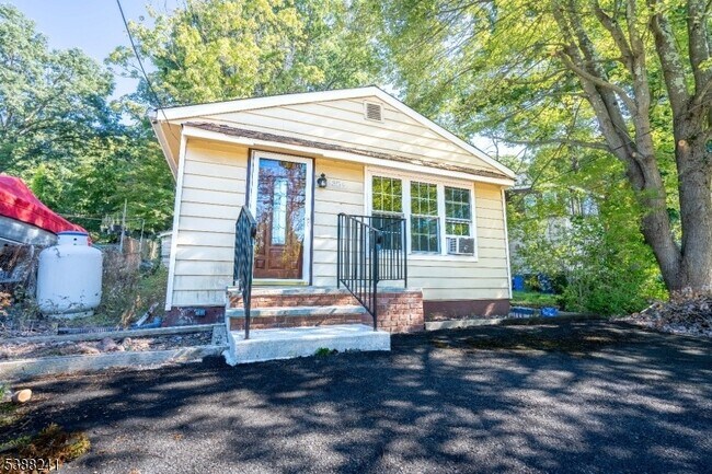 Building Photo - 354 Maxim Dr