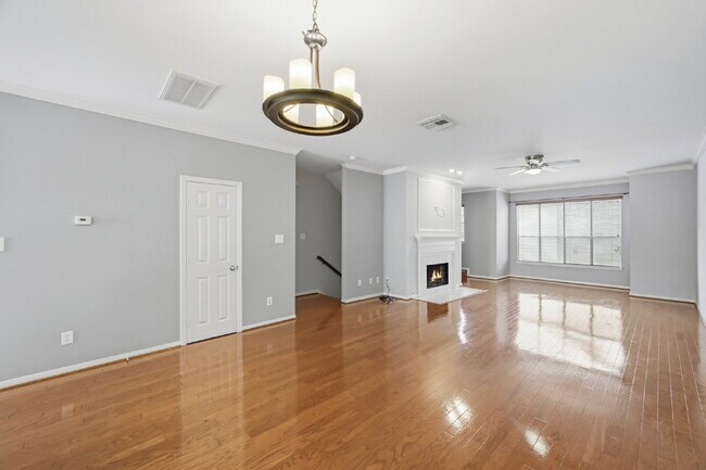 Building Photo - "Chic Urban Living: Spacious 2-Bed, 2-Bath Townhouse in Houston's Heart!"