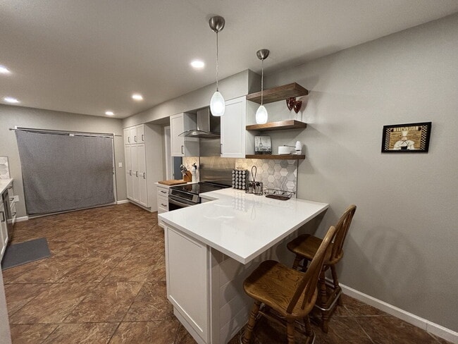 Building Photo - Beautiful, fully remodeled and furnished 1600+sf apartment ready to go!