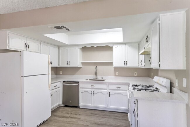Building Photo - 6647 W Tropicana Ave