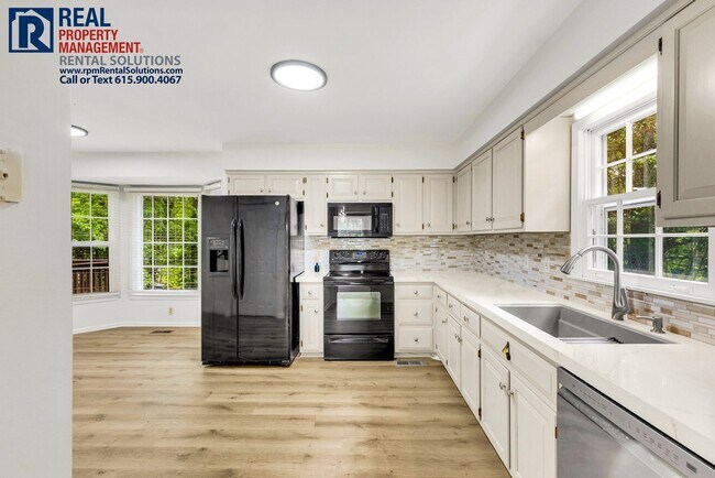 Building Photo - Beautiful Brentwood 3 BD home with attache...