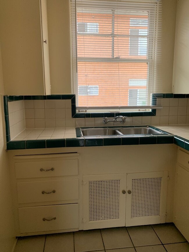 Building Photo - Spacious 1 bedroom