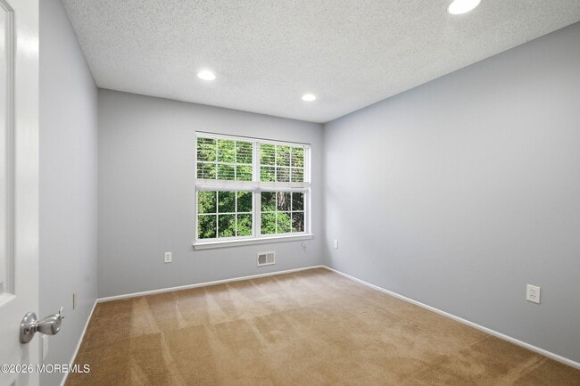 Building Photo - 702 Carnation Dr