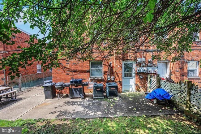 Building Photo - 2619 Tremont St