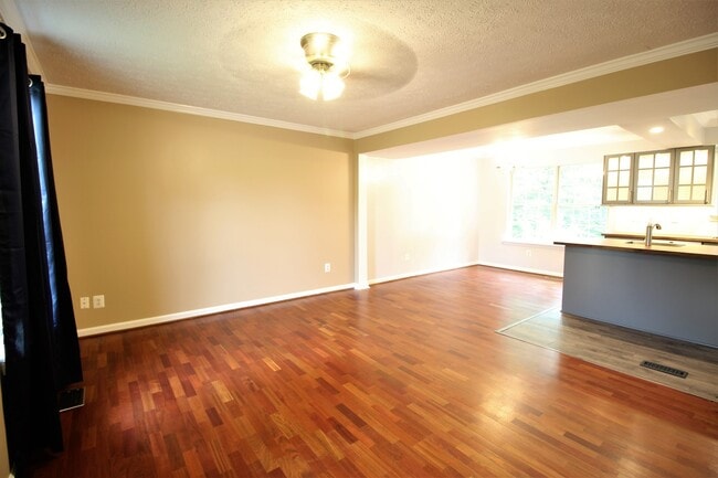 Building Photo - Renovated Single Family Home in the Heart ...