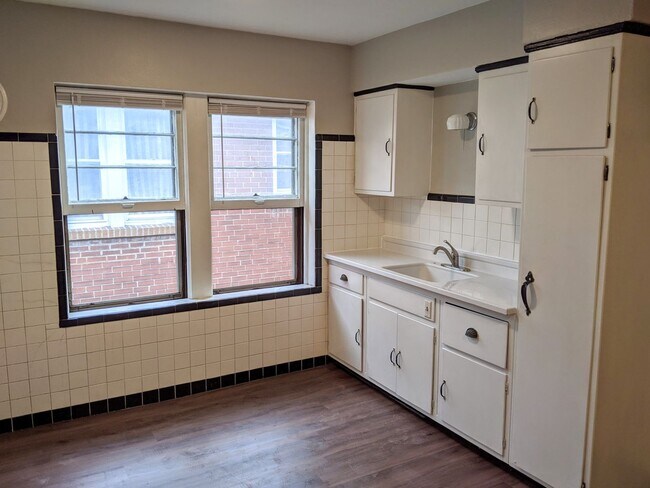 Building Photo - Tower Grove South - True 1 bedroom. Historic Charm
