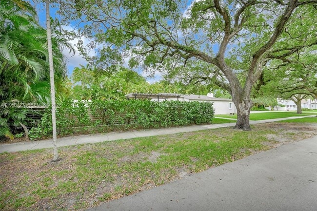 Building Photo - 295 De Leon Dr