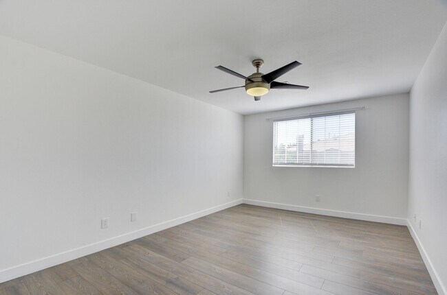 Building Photo - Renovated and Modern. This fantastic 2br in a gated community in Silverado Ranch has all the amen...