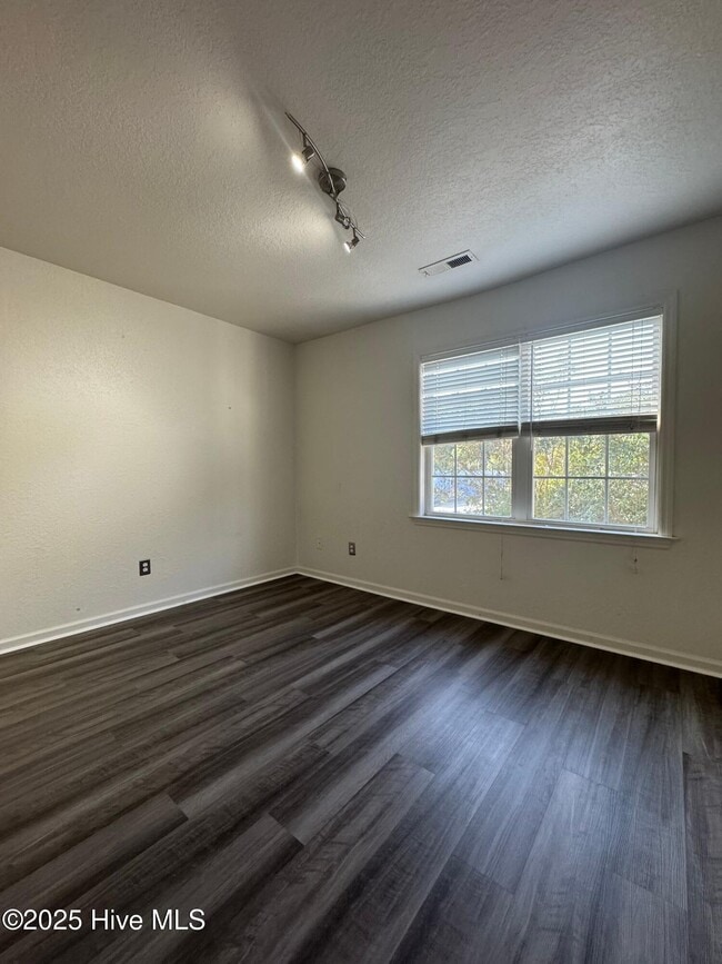 Building Photo - 60 Rainbow Dr