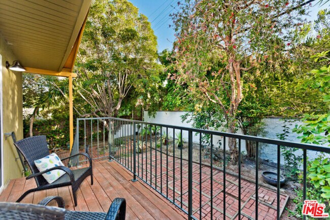 Building Photo - 3237 Kelton Ave