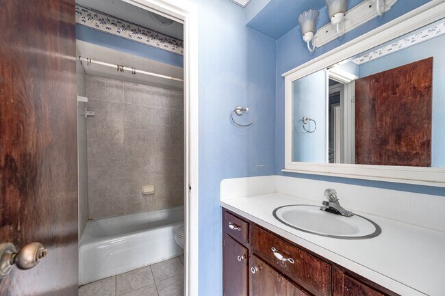 Building Photo - 1609 Mapleton Dr