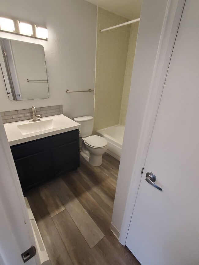 Building Photo - Recently Updated and Spacious 1B / 1B Available for June!