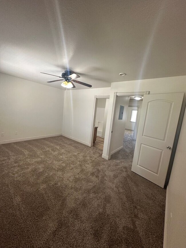 Building Photo - Modern 3 Bed, 2.5 Bath Townhouse - Excelle...
