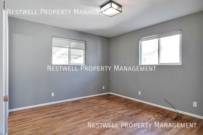 Building Photo - 1335 E Maplewood Cir