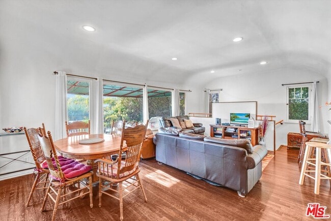 Building Photo - 212 3rd Ave