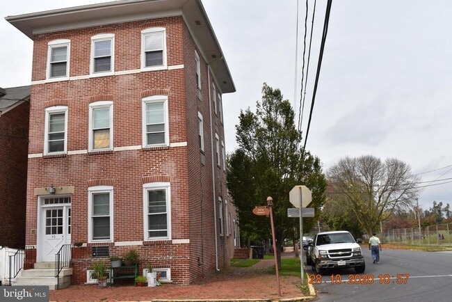 Building Photo - 48 E 5th St