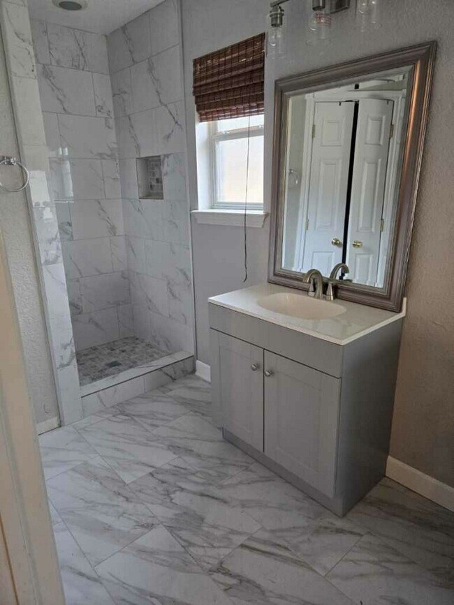 Building Photo - 254 Maple Ln