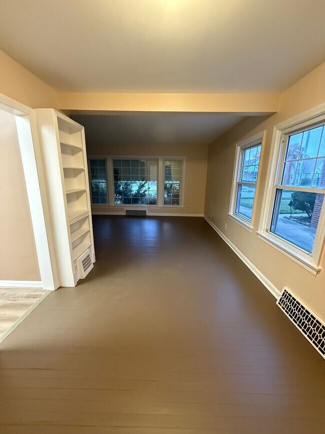 Building Photo - Lee/Harvard 3 Bedroom Single water/sewer i...