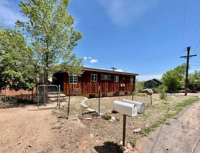 Building Photo - Manitou Springs 2 bedroom / 1 bath Available NOW