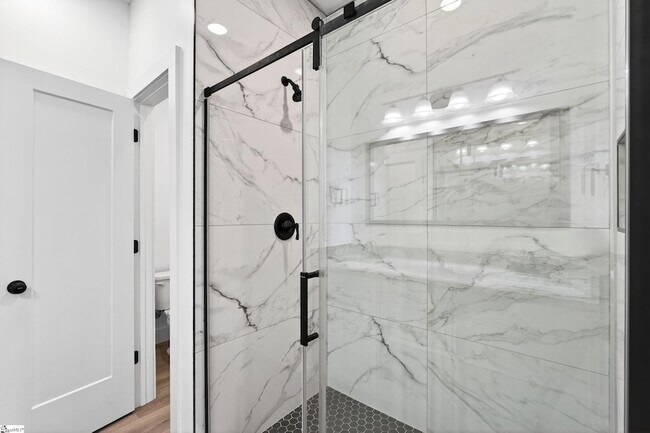 Building Photo - 1403 Lake Bowen Dam Rd