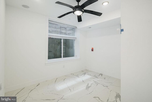 Building Photo - 2000 N Front St