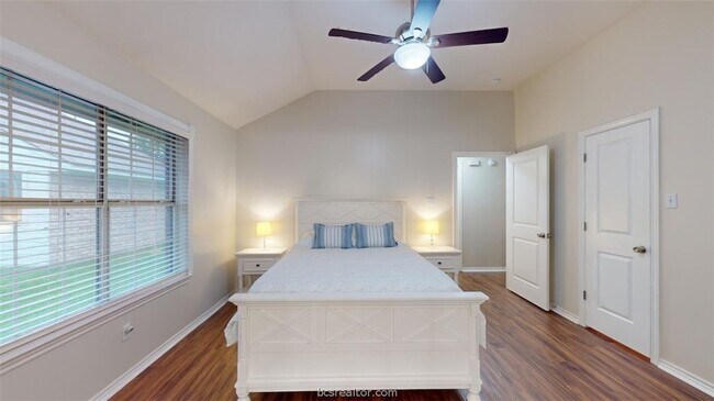 Building Photo - 810 Camellia Ct